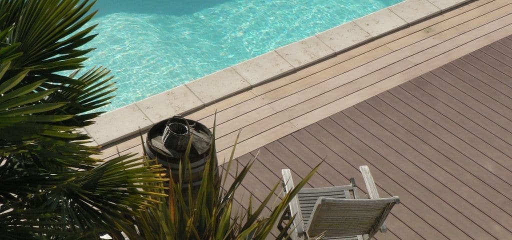 terrasse composite avec piscine