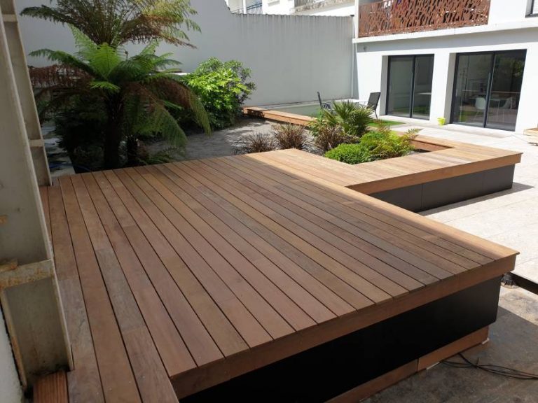 Pose d'une terrasse en bois exotique surélevée avec chemin de terrasse — free download