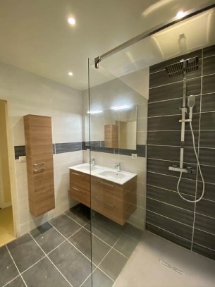 Salle de bain Partedis - Une salle de bain en gris et bois avec double vasque vue 1