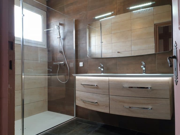 Une salle de bain moderne à l’ambiance cuivrée réalisée avec PARTEDIS