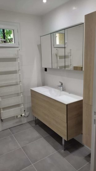 salle de bain epuree bois gris