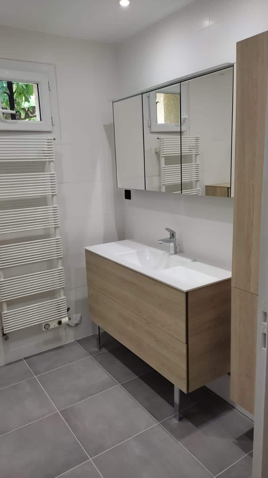 salle de bain epuree bois gris