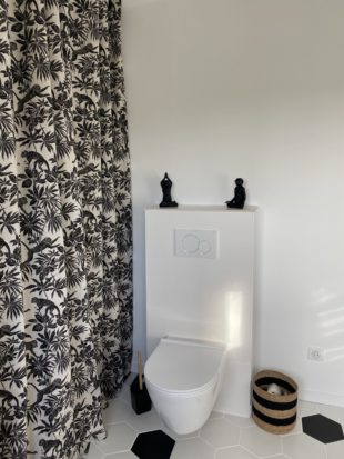 salle-de-bain-industrielle-noir-blanc-wc