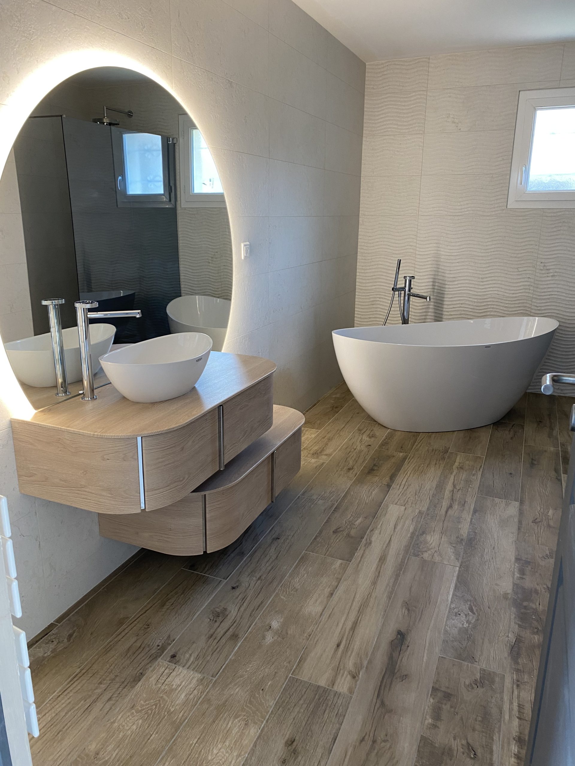 Une rénovation salle de bain originale avec douche italienne et baignoire