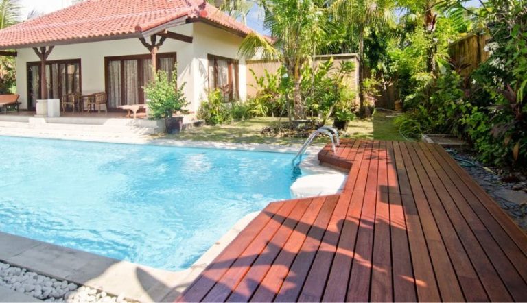 terrasse-bois-exotique-piscine-maison