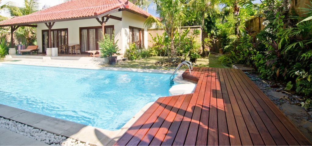 terrasse-bois-exotique-piscine-maison