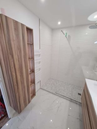 meuble-bois-salle-de-bain-marbre-blanc