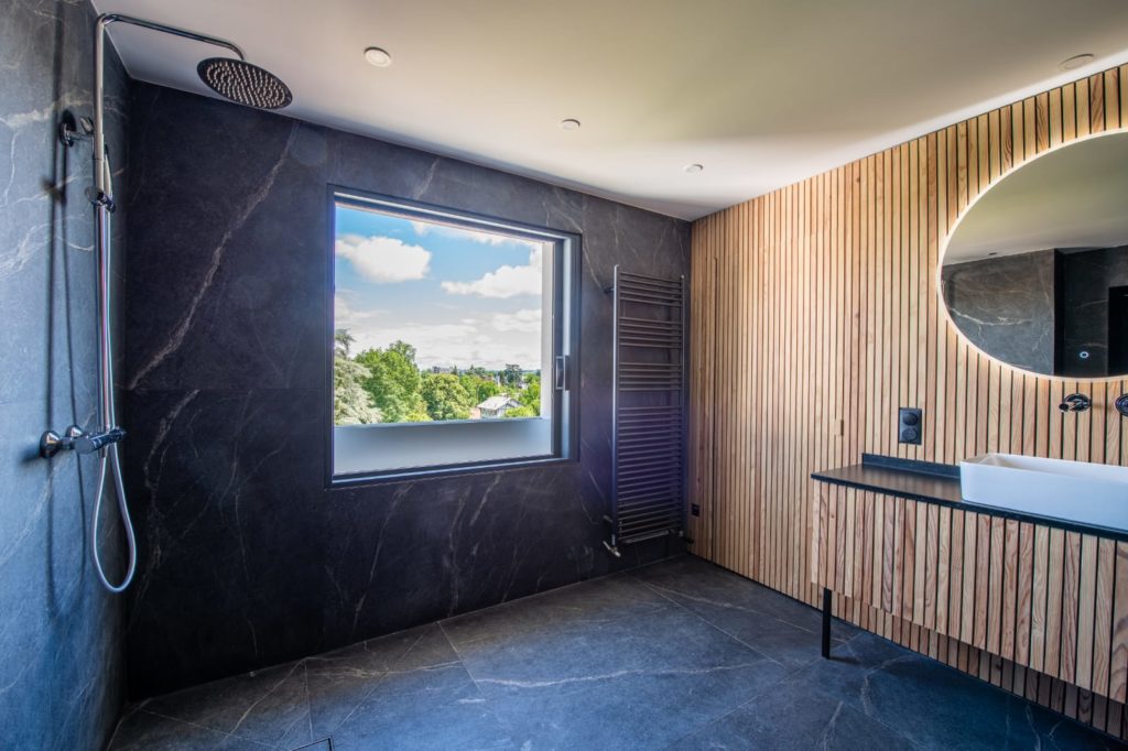 salle-de-bain-bois-noir-japandi-partedis