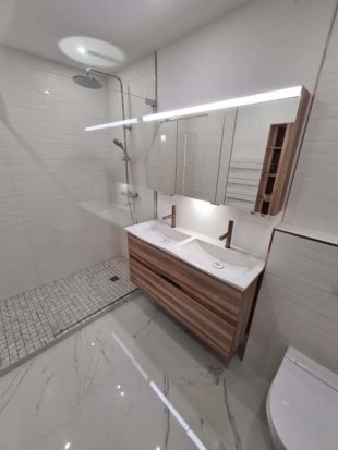 salle-de-bain-marbre-blanc-douche-italienne