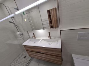 salle-de-bain-marbre-blanc-meuble-bois