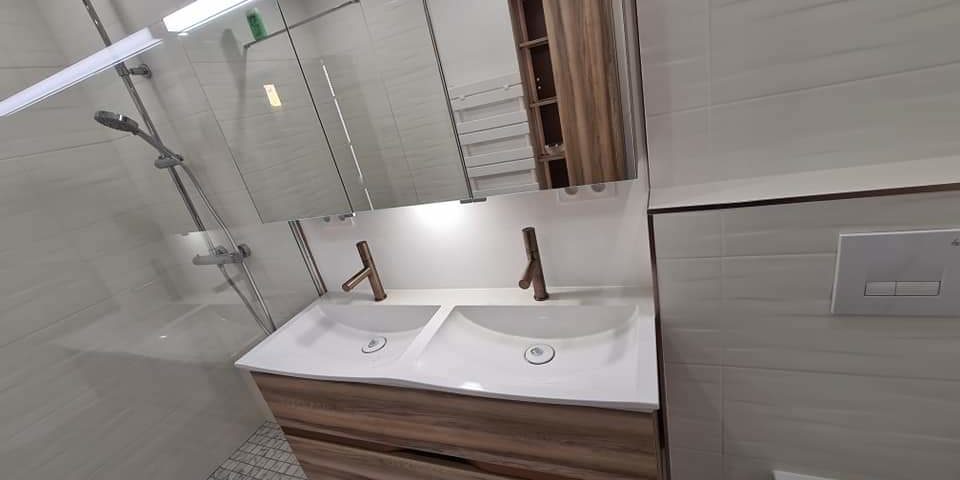 salle-de-bain-marbre-blanc-meuble-bois