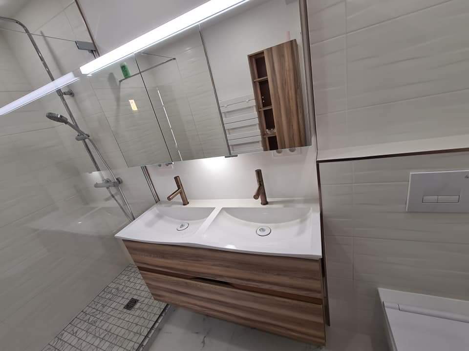 salle-de-bain-marbre-blanc-meuble-bois