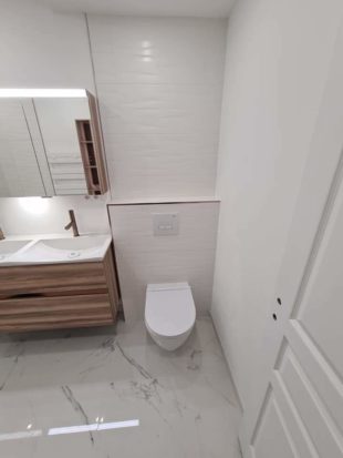 wc-suspendus-salle-de-bain-marbre-blanc